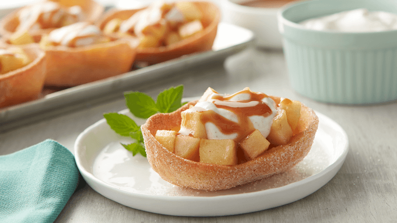 Copos de tortilla vegan crocantes com feijão e pimento